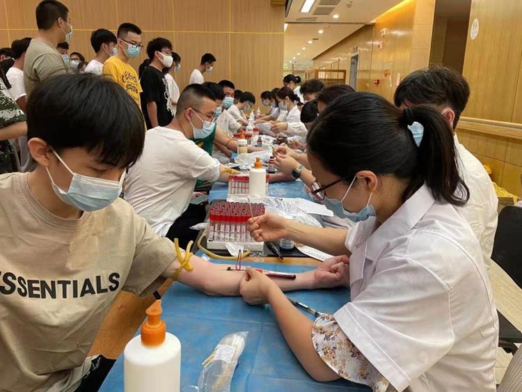 关爱健康，阳光服务 — 护理与健康学院百名医生、护士、志愿者助力学校新生体检