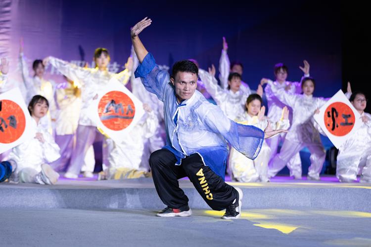 别样开学礼，青春舞台共唱赤子初心