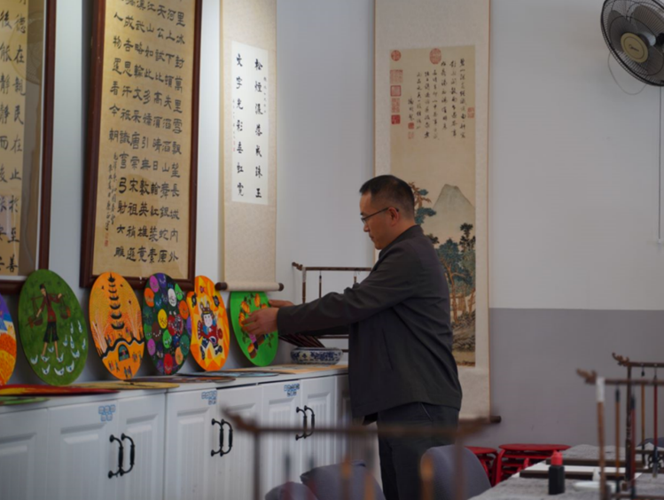 清远市文联党组书记、主席侯之虎一行到我校交流文艺工作