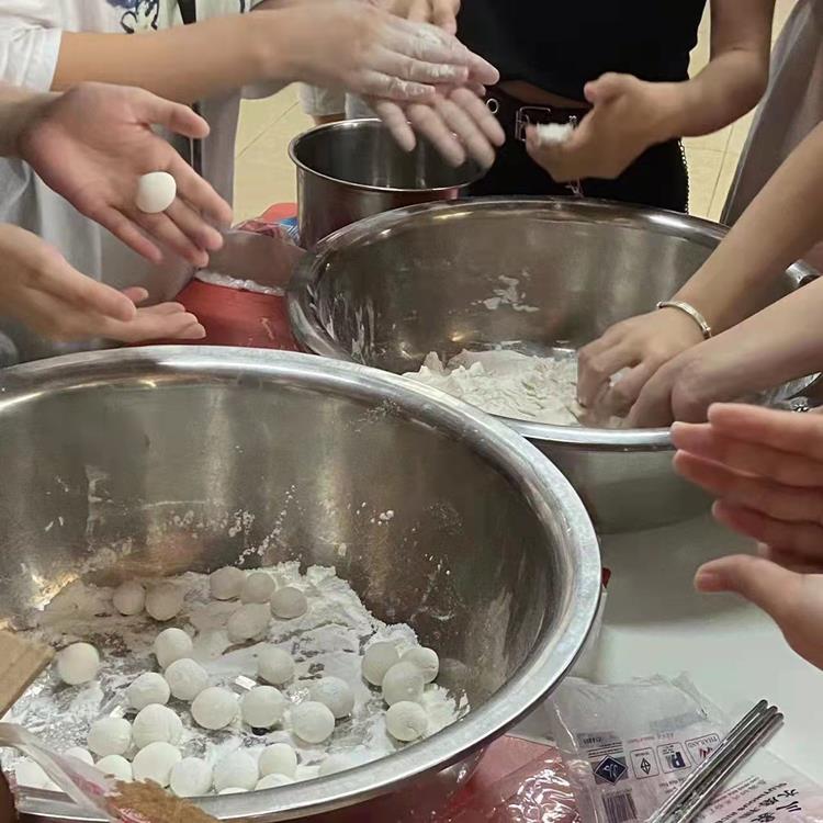 心理健康教育与发展中心开展“学雷锋，献爱心”活动