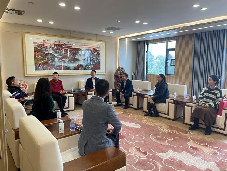 探索学生成长路径，促进校企深度融合——校长助理卜佳锐带队走访英华眼科