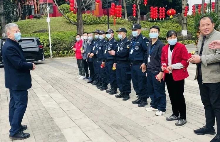 情暖新春——学院领导走访慰问春节期间坚守岗位的一线教职工