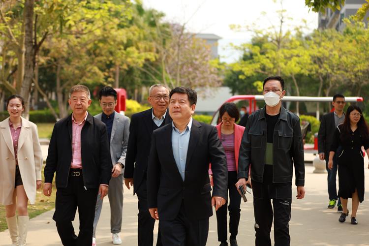 中华职业教育社党组书记、总干事方乃纯一行莅临我校参观指导