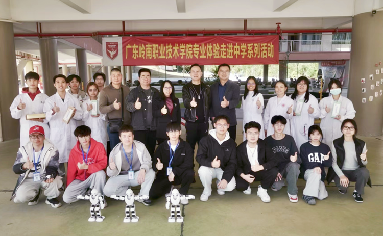 常务副校长李峻带队赴各中学开展专业体验活动