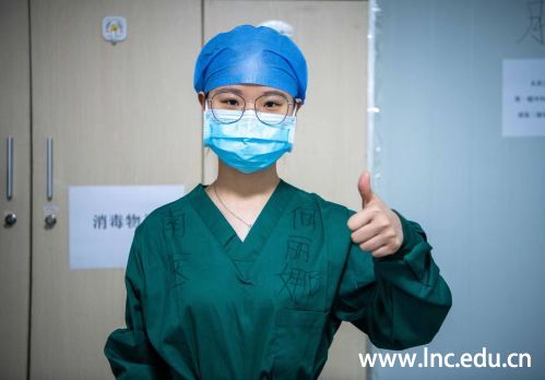 何雯娜为武汉加油