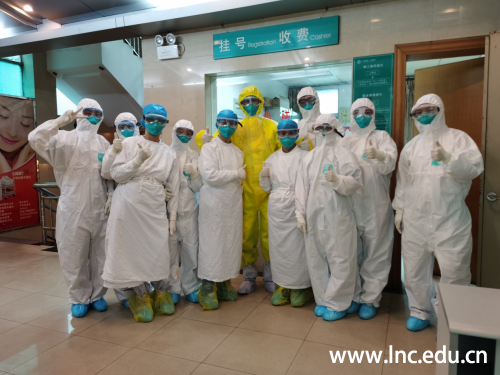 甘泳丰在发热门诊工作(后排右三)