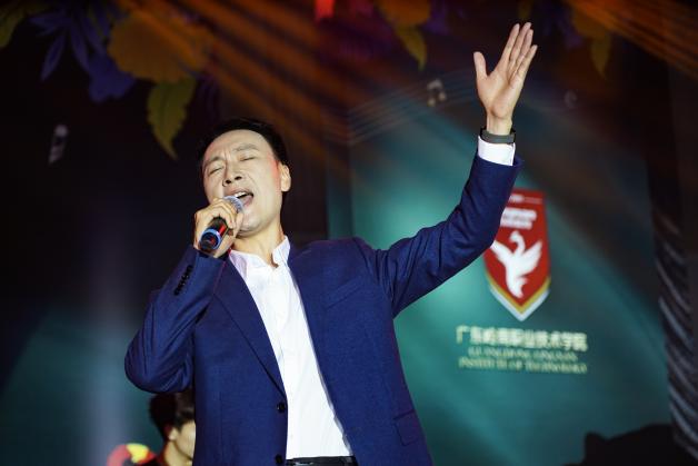 卜校演唱