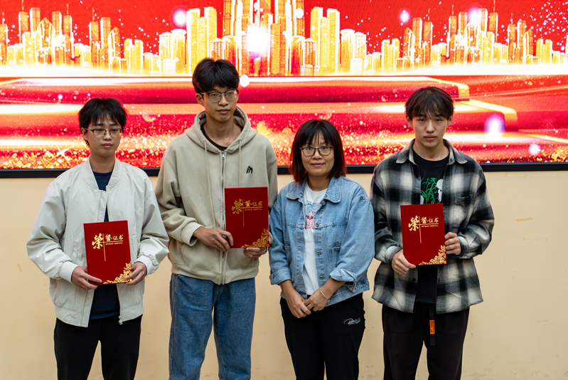 4.图 嘉宾为获奖学生颁奖1