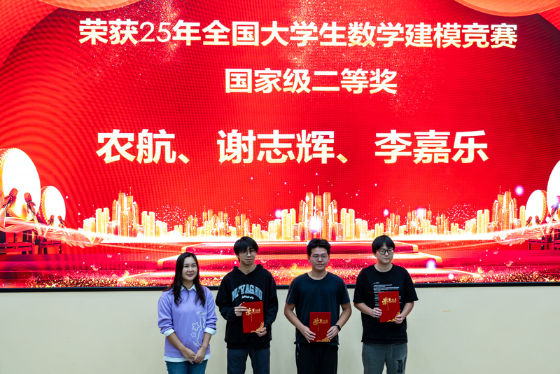 4.图 嘉宾为获奖学生颁奖3