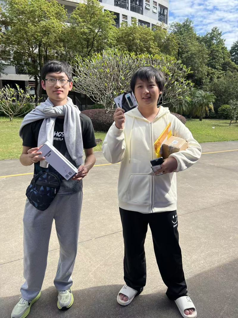 8.图  获奖学生展示奖品1