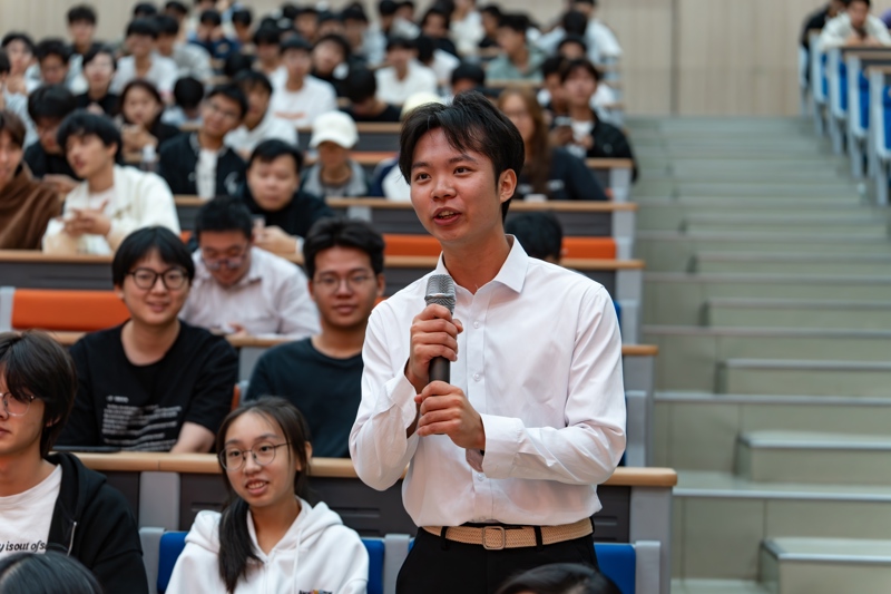 3.图 黄元昱学长进行分享，同学们积极参与互动2