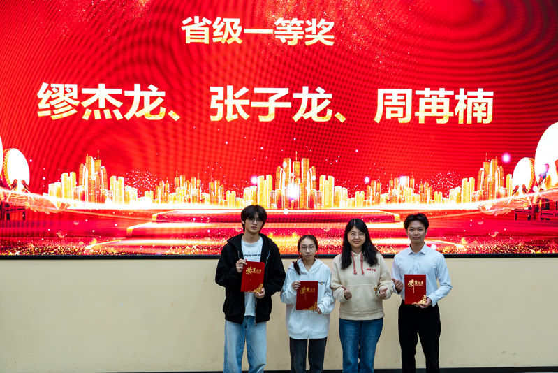 4.图 嘉宾为获奖学生颁奖2