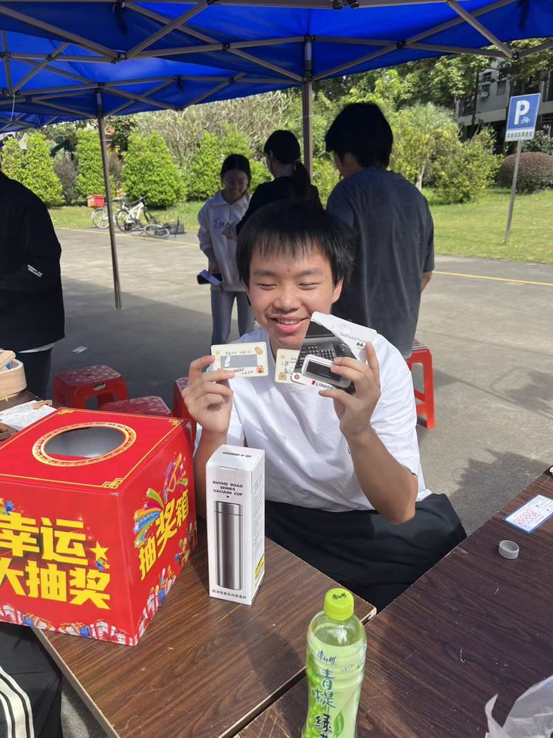 8.图  获奖学生展示奖品