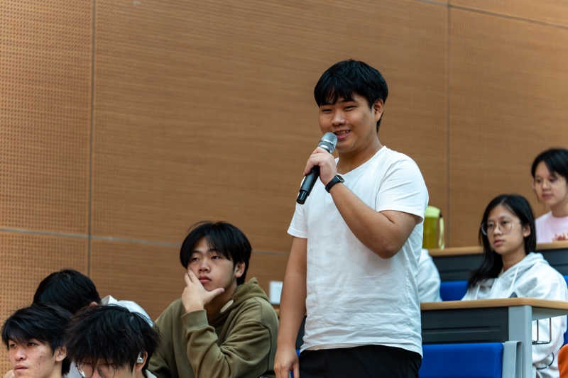 3.图 黄元昱学长进行分享，同学们积极参与互动3