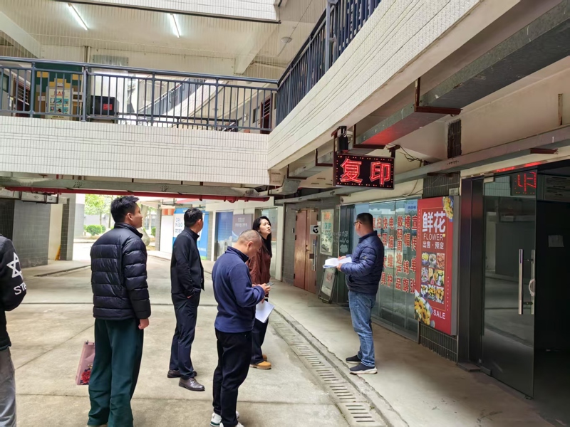 就业创业处与工程部负责人调研明德楼一楼架空层规划建设问题