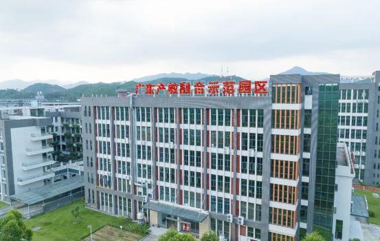 校领导带队走访产业园 新春慰问共谱新篇章