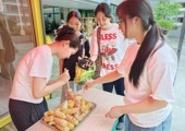 “一站式” 学生社区丨盛夏丰收践劳育，至善师生采摘瓜蔬