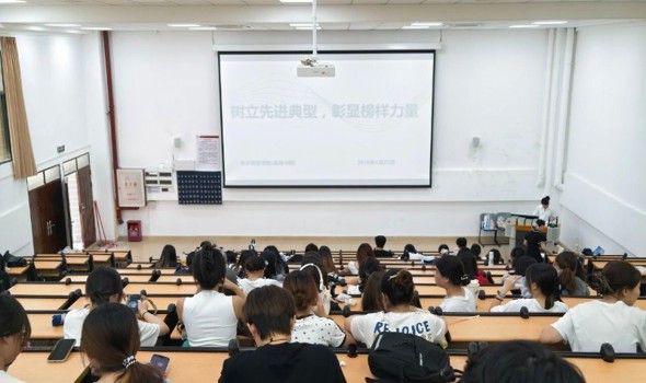 学年总结表彰大会 | 星光不负赶路人，我们的高光时刻！