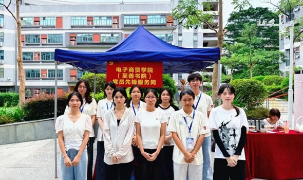 党员先锋岗护航迎新路 | 这堂“入党第一课”从迎新现场开始