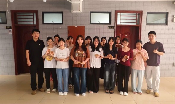 月满中秋，情暖校园｜电子商贸学院（至善书院）慰问留校学子，月饼传温情