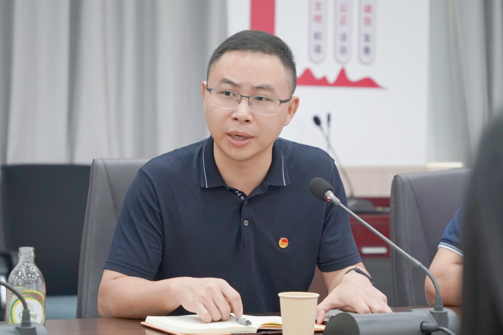 党委委员、纪委书记李浩