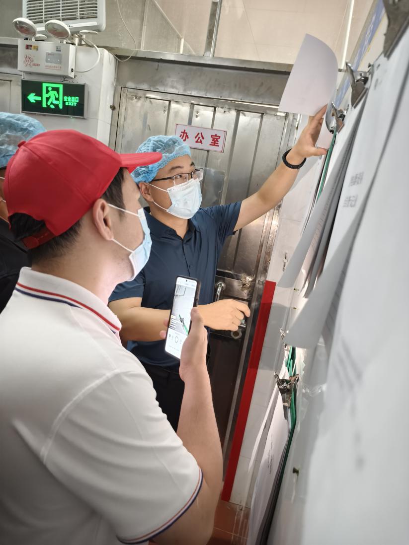 纪委书记李浩检查台账记录