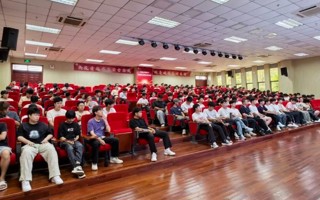 新生入学教育 | 对话校友：以榜样之光点亮专业之路