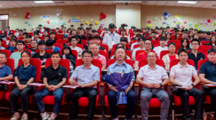 笔墨藏尽少年事，扬帆直向万里光