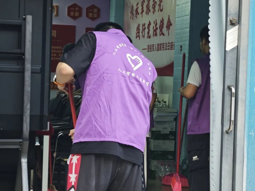 栅栏、电线、阳光、阴影、轨道、线条、白线、人、剪影、魔术、太阳、愿望、乐趣、青年、朋友、领域