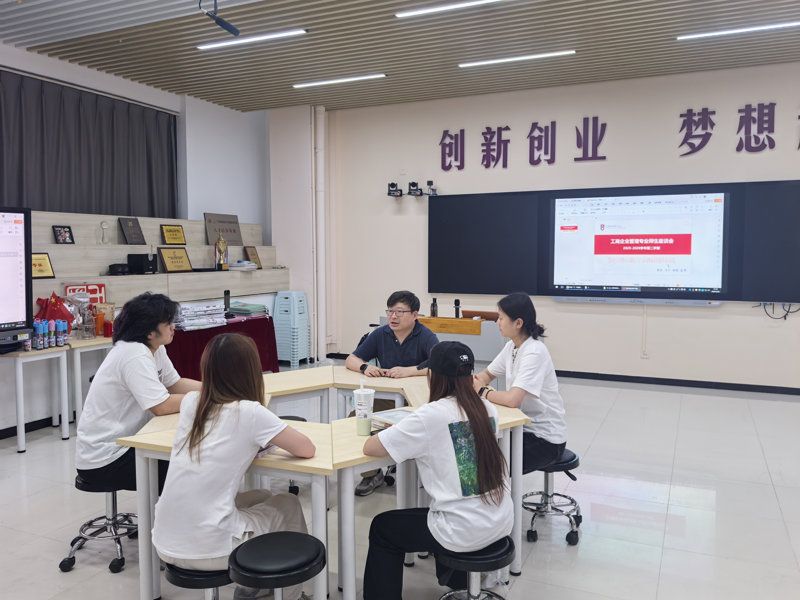 申铭老师认真听取学生代表们的建议并一一解答