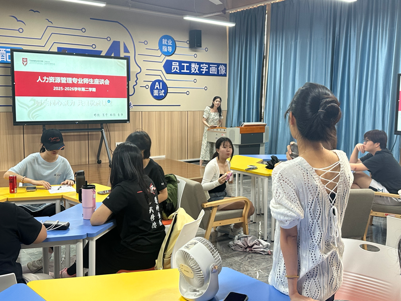 座谈会现场学生积极主动发言