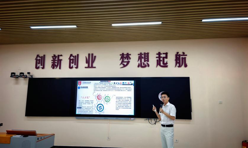 智能物流技术专业曾璜葵副主任