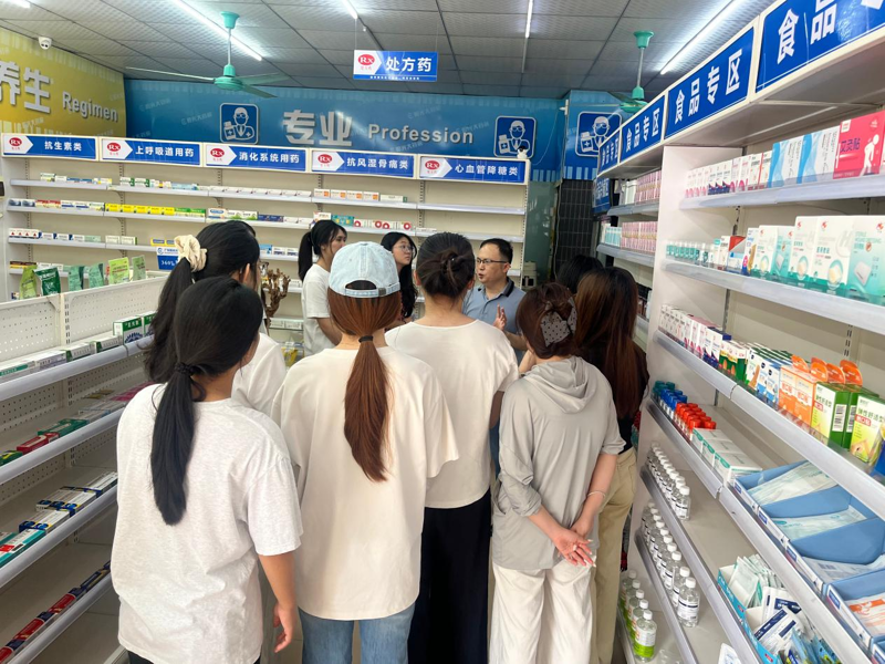 （上图：陈宏老师在阳光大药房进行现场教学并与学生互动）
