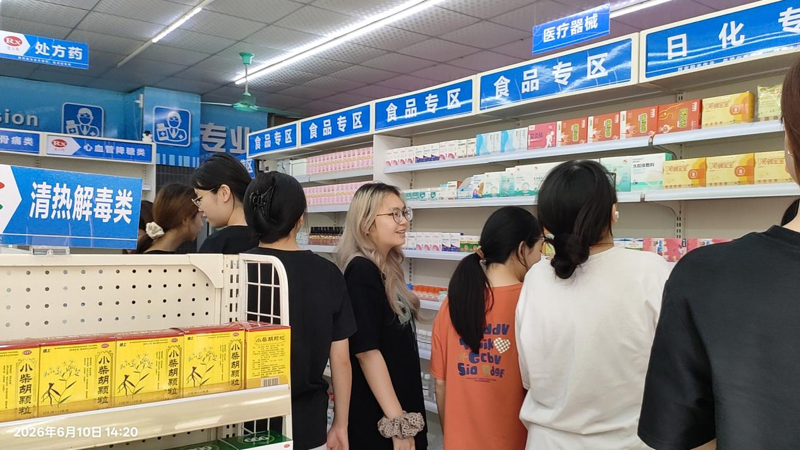 （上图：学生在阳光大药房进行药品货架陈列现场考察）