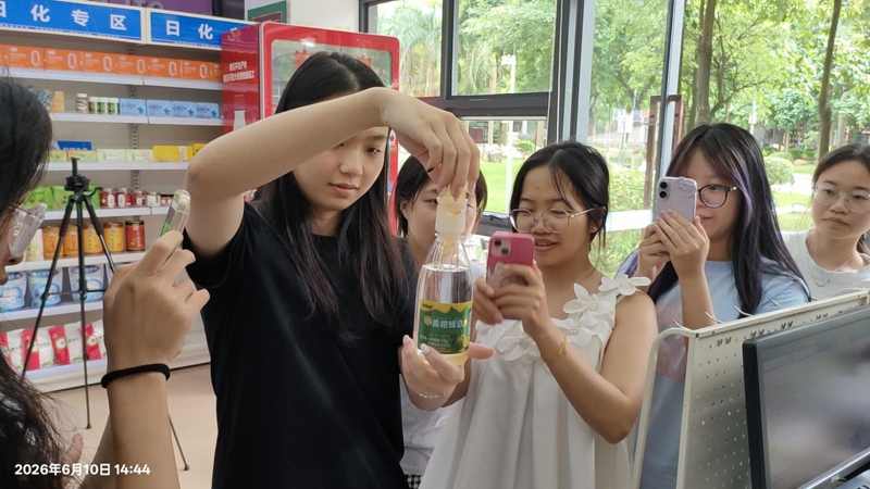 （上图：学生在阳光大药房现场对产品进行调试和体验）