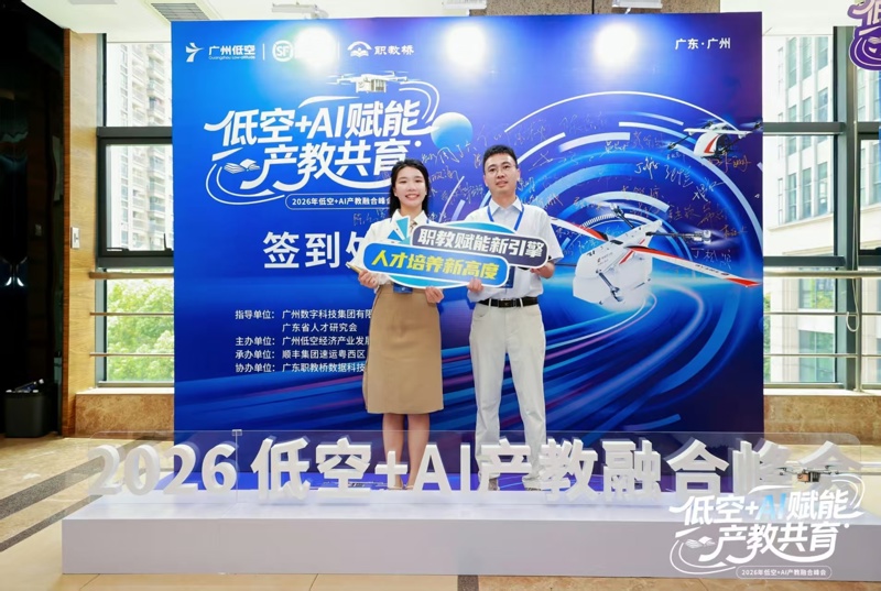 图：曾璜葵（右）、黄蓉（左）