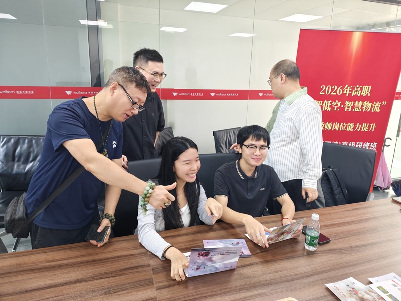 黄蓉老师和团队小伙伴们互相交流学习心得