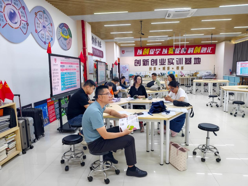 （上图：创新创业通识集体备课教学培训现场）