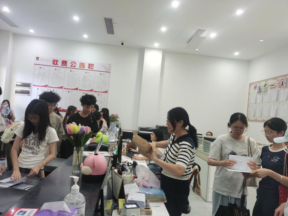图3：学生在教师指导下体验凭证实操