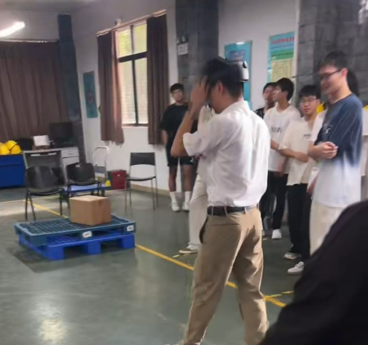 图6：老师带 AR 演示 / 新生围观实操体验