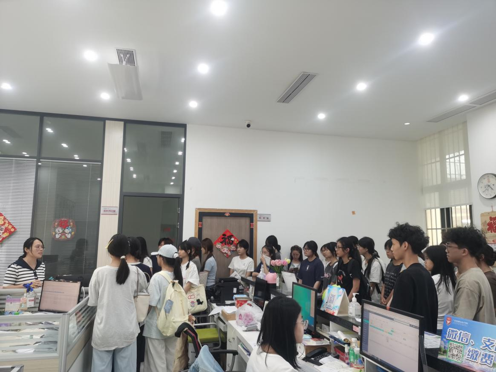 图2：财务室邱老师现场授课、答疑