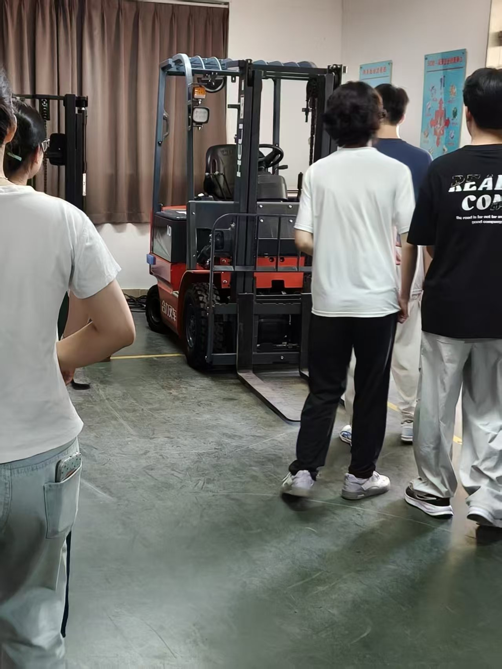 图3：智慧重型货架入出库——电动堆高车