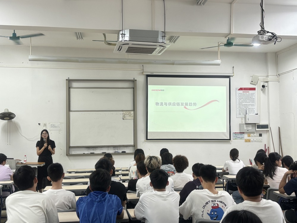 同学们认真听黄金满老师分享