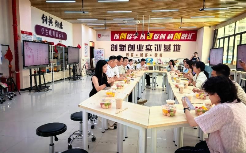 教师节茶话会现场，老师们欢聚一堂