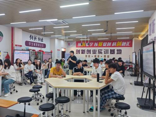 申铭老师耐心细致跟新生讲解工商企业管理专业