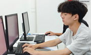 一场 AI+ 企业管理的跨界碰撞 ——工商企业管理专业开展 2026 级新生 "玩转 AI" 主题入学教育