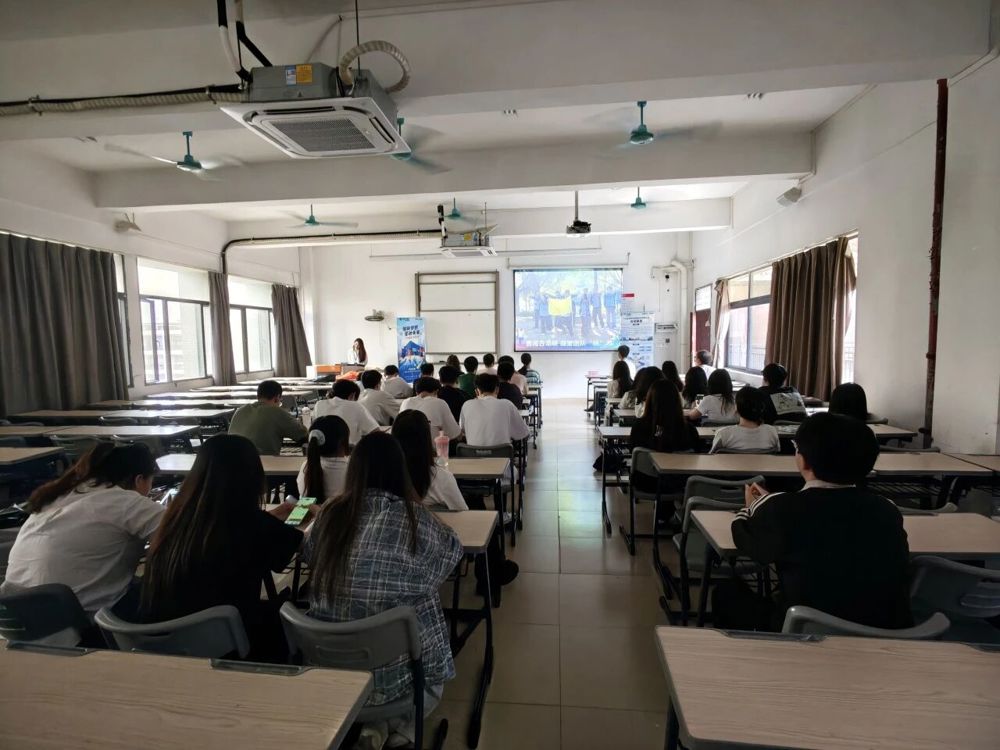 参加宣讲会的学生认真听讲