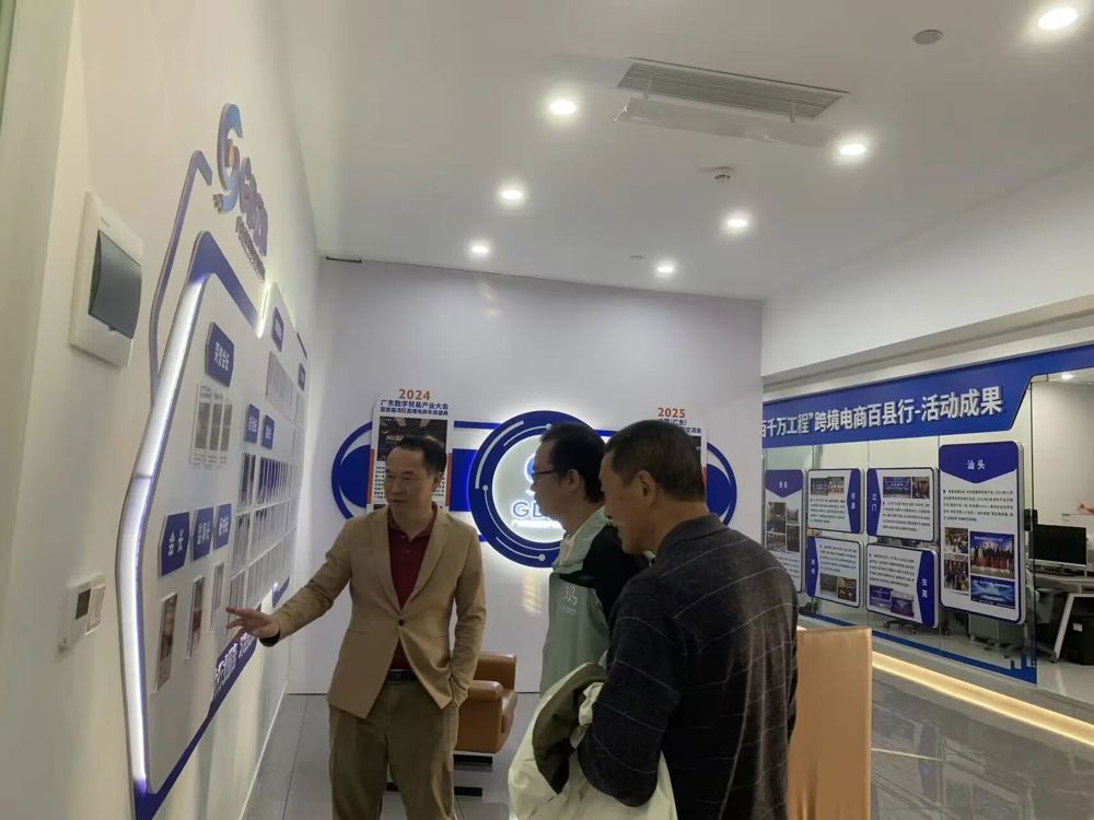 洪总向两位院长介绍直播协会优秀会员