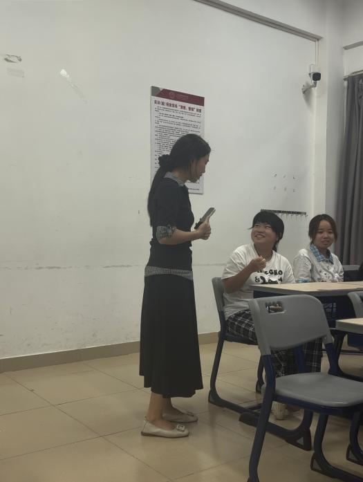 ▲ 教师引导学生复盘信息传递要点