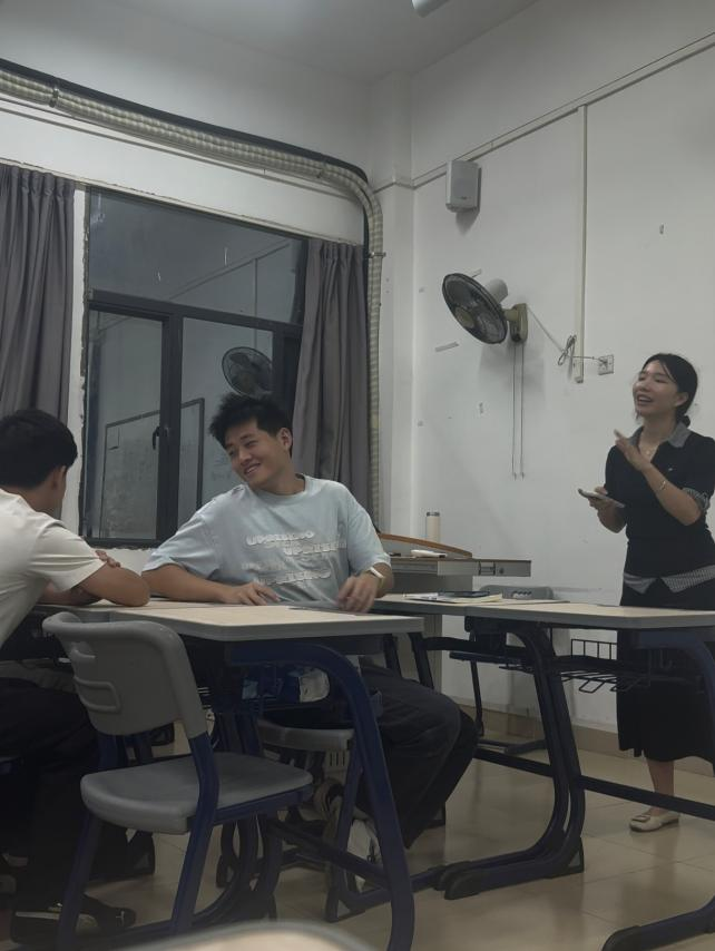 ▲ “沟通漏斗”游戏课堂现场